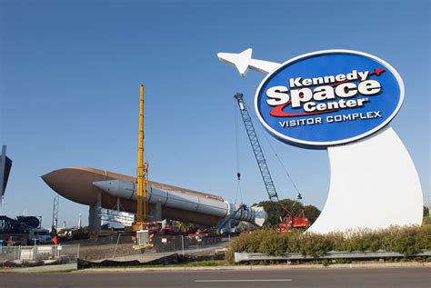 John f kennedy space center - John F. Kennedy Space Center er NASAs affyringskompleks ved Cape Canaveral på Merrit Island i Florida. Centeret dækker et område på 567 km² og ligger lige ved siden af Cape Canaveral Air Force Station, som er luftvåbnets tilsvarende facilitet.